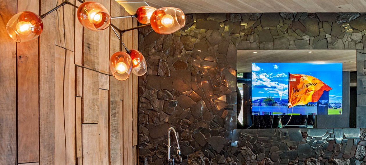 65.0" Mirror TV für den Bereich Ladenbau, installiert in einem Restaurant-, Bar- & Clubgewerbe @ Ellerman House Villa Two in Südafrika.