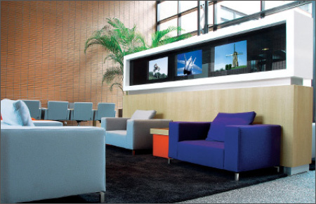 32.0" Glas TV für den Bereich Digital Signage, installiert in einem Eingangsbereich @ RTL Headquarters in den Niederlanden.