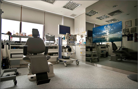 46.0" Spiegel TV für den Bereich Digital Signage, installiert in einer medizinischen Einrichtung @ HNO Klinik in Singapur.