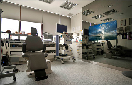 46.0" Spiegel TV für den Bereich Digital Signage, installiert in einer medizinischen Einrichtung @ HNO Klinik in Singapur.