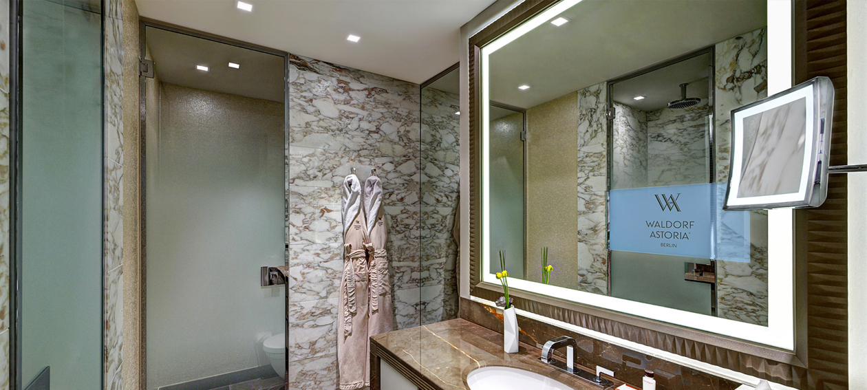 18.5" Lichtspiegel TV für den Bereich Gastgewerbe, installiert in einem Badezimmer @ Waldorf Astoria in Deutschland.