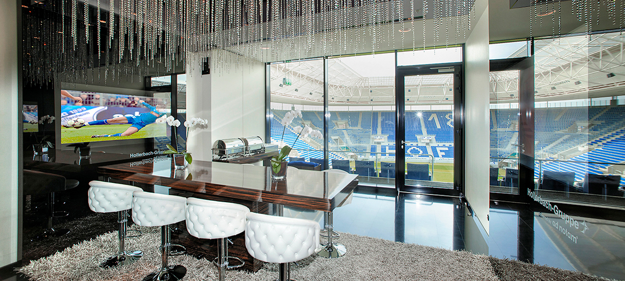 65.0" Glas TV für den Bereich Digital Signage, installiert in einer Lounge @ VIP Lounge Rhein-Neckar-Arena in Deutschland..