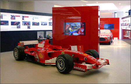 46.0" Glas TV für den Bereich Digital Signage, installiert in einem Ausstellungsraum @ Ferrari in Israel.